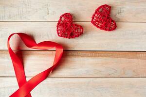 rosso seta nastro nel forma di un' cuore su un' di legno sfondo. San Valentino giorno concetto. posto per testo. foto