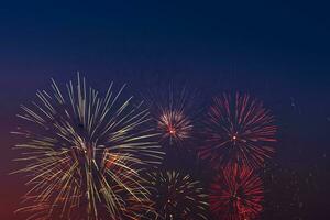 colorato fuochi d'artificio su notte cielo sfondo. foto