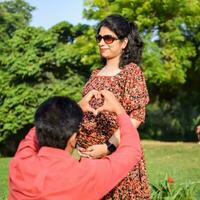 indiano coppia in posa per maternità sparare posa per accogliente nuovo Nato bambino nel lodhi strada nel delhi India, maternità foto sparare fatto di genitori per accogliente loro bambino, pre bambino foto sparare