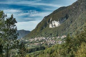 il cittadina di cornalba con suo roccia scogliera foto