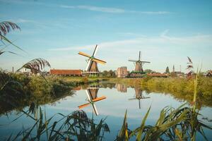 popolare turista individuare zaanse schans è vicino amsterdam nel il ovest di il Olanda. storico, realistico mulini a vento durante Alba. dell'Olanda punto di riferimento foto