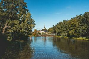 acqua canale circostante il storico centro di zwolle nel il est di il Olanda. mezzi di trasporto di fiume durante il giorno foto