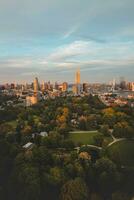 tramonto al di sopra di rotterdam città centro e suo circostante parco. tramonto nel uno di il maggior parte moderno città nel il Olanda foto