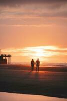 romantico camminare di un' giovane coppia su il spiagge di oostende nel occidentale Belgio a tramonto. amore e devozione. riflessione nel un' piscina di acqua foto