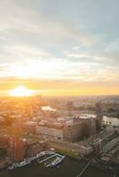 tramonto al di sopra di rotterdam città centro e suo circostante parco. tramonto nel uno di il maggior parte moderno città nel il Olanda foto