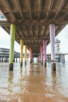 colorato piedistalli per un' enorme molo su il spiaggia a tana haag su il ovest costa di il Olanda. americano stile spiaggia foto