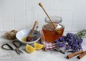 vasetto con miele e fiori di lavanda fresca foto