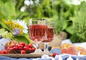 set per picnic su coperta in campo di lavanda foto