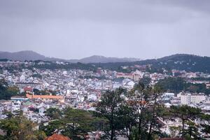 Visualizza su tetti nel il città di dalat. da lat e il circostante la zona è un' popolare turista destinazione di Asia. città con nebbie e montagne foto