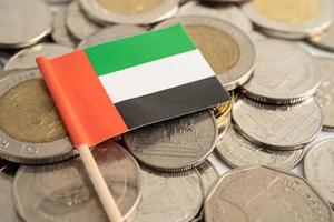 bandiera degli emirati arabi uniti su sfondo di monete, finanza e contabilità, concetto bancario foto