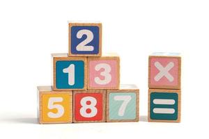 numero di matematica colorato su sfondo bianco, studio dell'istruzione apprendimento della matematica insegna concept foto