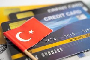 bandiera della Turchia su carta di credito. sviluppo finanziario, conto bancario, statistiche, economia dei dati di ricerca analitica degli investimenti, negoziazione di borsa, concetto di società d'affari foto