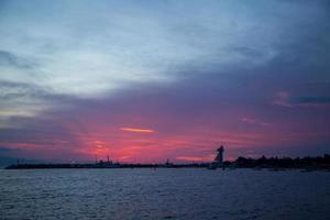 incredibile vista al tramonto cielo colorato. barche e gabbiani pronti a salpare