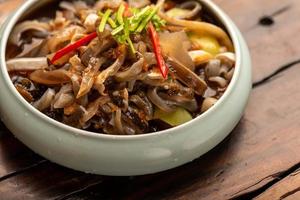 piatti tradizionali cinesi da banchetto, noodles freddi foto