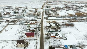 superiore Visualizza di un' inverno villaggio. il rurale insediamento è coperto con neve. neve e inverno nel il villaggio foto