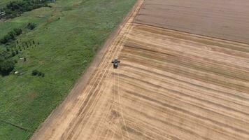 raccolta orzo mietitrici. i campi di Grano e orzo, il opera di agricolo macchinari. foto