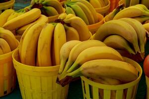 giallo banane su mercato posto foto