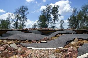 strada erosione causato di onde e acuto tempeste. foto