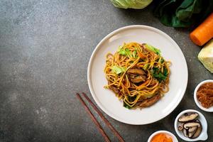 yakisoba noodles saltati in padella con verdure in stile asiatico foto