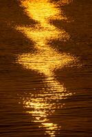 il acqua superficie a il lago con leggero di tramonto. foto