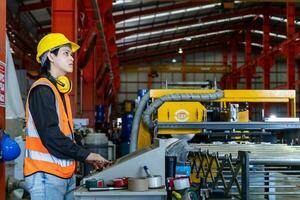 ingegneria tecnico lavoratore è operativo il macchina dentro fabbrica utilizzando toccare schermo computer tenere sotto controllo per comando il ordine per linea produzione e acciaio industria foto