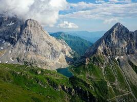 aereo Visualizza di volaia lago, wolayersee, nel il confine di Italia e Austria con cogliani montagna nel il sfondo. nuvoloso giorno con alcuni sole apertura. vivace colori. bellissimo destinazioni per escursionisti foto