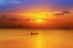 splendore tramonto cielo su il lago nel Sud di Tailandia. foto