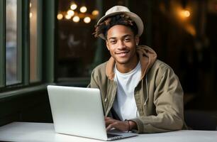 ai generato giovane uomo Tenere un' il computer portatile e sorridente, foto