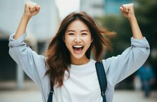 ai generato un' bellissimo asiatico ragazza festeggiare mentre sorridente e Tenere su sua successo foto