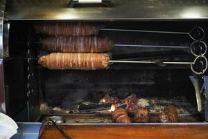 Turco strada cibo kocorec fatto con pecora intestino cucinato nel legna licenziato forno. foto