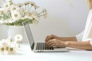 ai generato un' donna di mani su sua il computer portatile come lei sembra a alcuni fiori su un' scrivania, foto