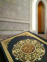 libro copertina di santo Corano con bokeh sfondo di moschea parete. Corano con bokeh sfondo. Corano recitazione nel Ramadan. foto