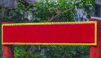 vuoto vuoto oro rosso segno di benvenuto al tempio di wat laos. foto