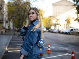 ragazza carina con capelli lussuosi foto