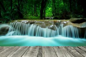 movimento acqua a piccolo cascata nel il foresta. foto