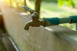 difettoso rubinetto. causa spreco di acqua foto