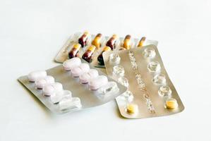 pillola e capsula del farmaco sigillate nella confezione foto