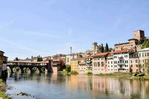il fiume e edifici nel il città di Verona foto