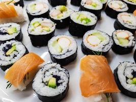 primo piano di sushi foto