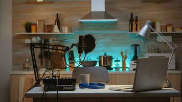 Podcast casa studio nel il cucina con professionale brodcasting Ingranaggio. influencer registrazione sociale media soddisfare con produzione microfono. digitale ragnatela Internet streaming stazione foto