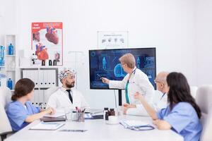 onde cerebrali elettroencefalografo visita medica nel ospedale di medico medico. tenere sotto controllo Spettacoli moderno cervello studia mentre squadra di scienziato regola il dispositivo. foto