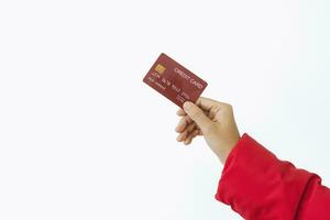 donna di giusto mano detiene un' rosso credito carta, isolato su un' bianca sfondo. concetto di tecnologia, connessione, comunicazione, sociale, in linea acquisti. foto