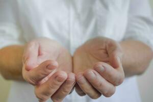 vecchio femmina mani. il donna Spettacoli sua mani. foto