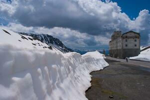 un' nevoso montagna foto