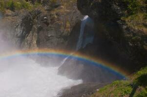 un' arcobaleno è visto nel il cielo foto