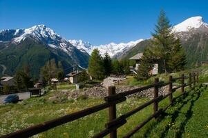 una staccionata di legno foto