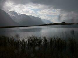 un' lago con un' montagna nel il sfondo foto