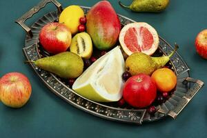 ancora vita con frutta su un' Vintage ▾ vassoio. foto