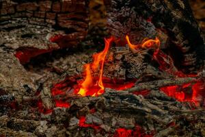 struttura fiamma a partire dal ardente logs a notte foto