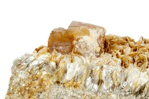 macro minerale pietra scheelite su un' bianca sfondo foto